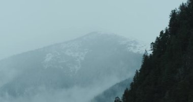 Sichuan boyunca uzanan güzel kış manzarasının hava görüntüsü. Çin