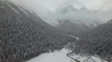 Sichuan boyunca uzanan güzel kış manzarasının hava görüntüsü. Çin