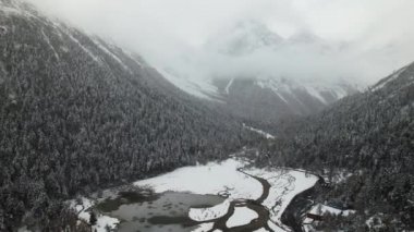 Sichuan boyunca uzanan güzel kış manzarasının hava görüntüsü. Çin