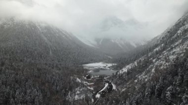 Sichuan boyunca uzanan güzel kış manzarasının hava görüntüsü. Çin