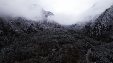Sichuan boyunca uzanan güzel kış manzarasının hava görüntüsü. Çin
