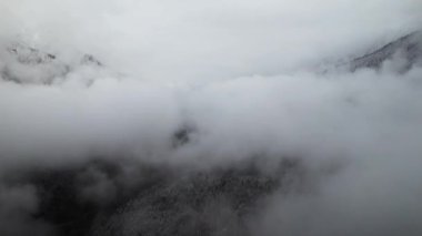 Sichuan boyunca uzanan güzel kış manzarasının hava görüntüsü. Çin
