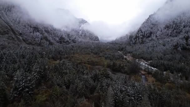 Zdjęcie lotnicze pięknego zimowego krajobrazu wzdłuż Syczuanu. Chiny — Wideo stockowe