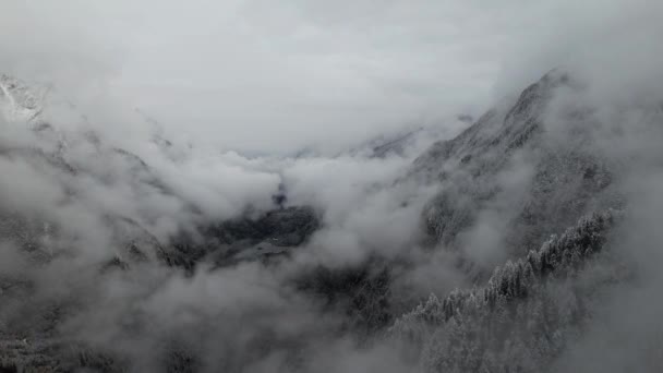 Foto aérea del hermoso paisaje invernal a lo largo de Sichuan. China. — Vídeo de stock