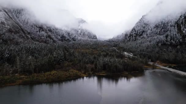 Foto aérea del hermoso paisaje invernal a lo largo de Sichuan. China. — Vídeo de stock