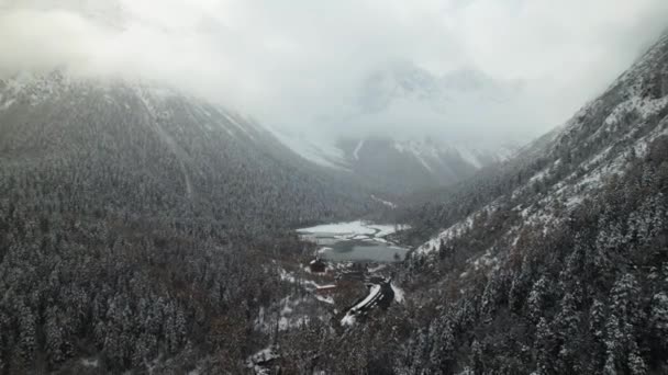 Zdjęcie lotnicze pięknego zimowego krajobrazu wzdłuż Syczuanu. Chiny — Wideo stockowe