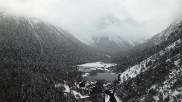 Sichuan boyunca uzanan güzel kış manzarasının hava görüntüsü. Çin — Stok video