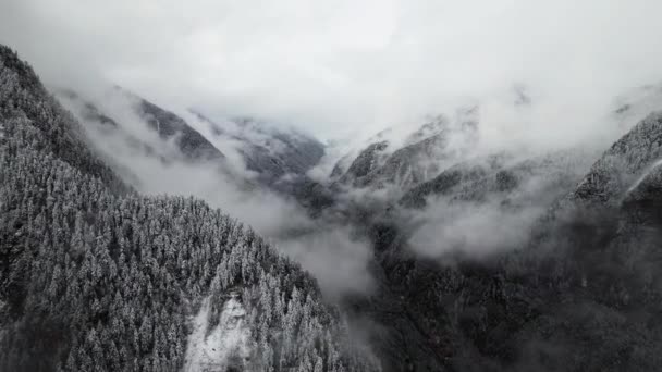 Sichuan boyunca uzanan güzel kış manzarasının hava görüntüsü. Çin — Stok video