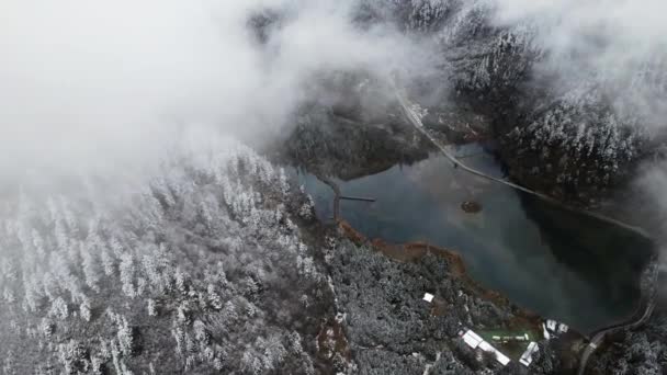 Foto aérea del hermoso paisaje invernal a lo largo de Sichuan. China. — Vídeo de stock