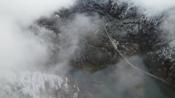 Letecký snímek krásné zimní krajiny podél Sichuan. Čína