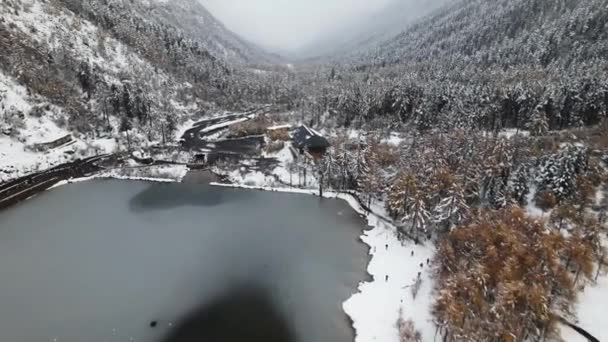 Foto aérea del hermoso paisaje invernal a lo largo de Sichuan. China. — Vídeos de Stock