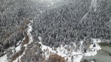 Sichuan boyunca uzanan güzel kış manzarasının hava görüntüsü. Çin