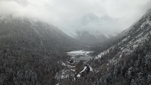Foto aérea del hermoso paisaje invernal a lo largo de Sichuan. China. — Vídeos de Stock