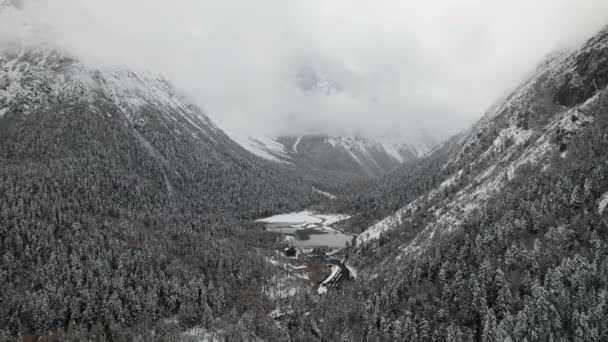 Foto aérea del hermoso paisaje invernal a lo largo de Sichuan. China. — Vídeos de Stock