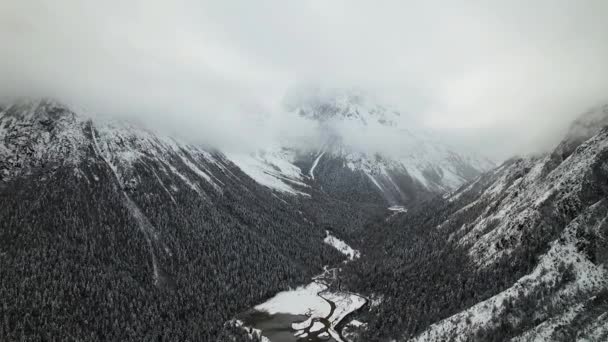 Luchtfoto van het prachtige winterlandschap langs Sichuan. China — Stockvideo