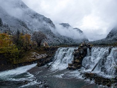 Kış mevsiminde uzun denizde turkuaz su