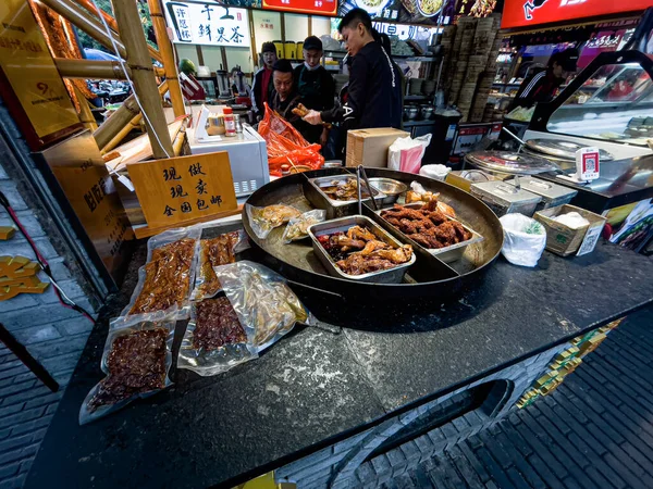 Fűszeres nyúl feje utcai élelmiszer, Chengdu, Kína — Stock Fotó