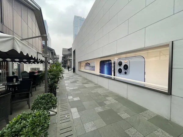 Chengdu, Čína - 13. října 2021: Apple store building in Taikooli area. — Stock fotografie