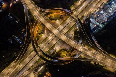 Gece yol kavşağındaki ışık...