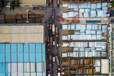 Malzeme deposunun havadan görüntüsü. İnsansız hava aracından görüntüle.