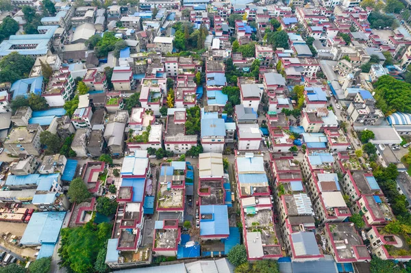 Vue aérienne de maisons résidentielles à toit multicolore — Photo