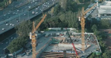 İnşaat işçileri ve büyük vinç.