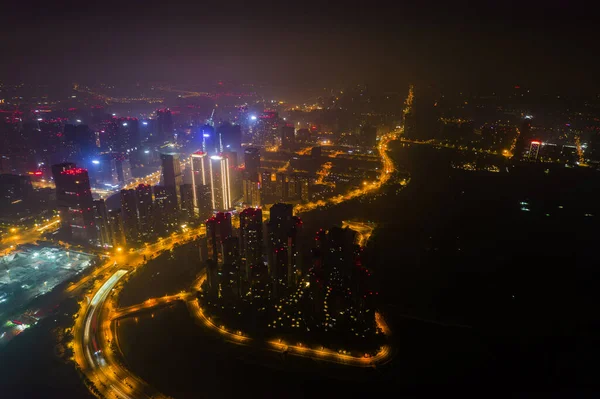 Flygfoto av den moderna byggnaden skyline nattutsikt över Chengdu, Kina. — Stockfoto