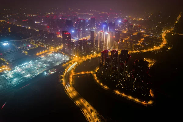 Fotografia lotnicza nowoczesnego budynku panoramiczny widok nocy Chengdu, Chiny. — Zdjęcie stockowe