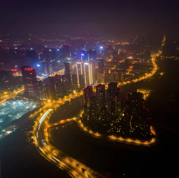 Аэрофотосъемка современного здания с ночным видом на Чэнду, Китай. — стоковое фото