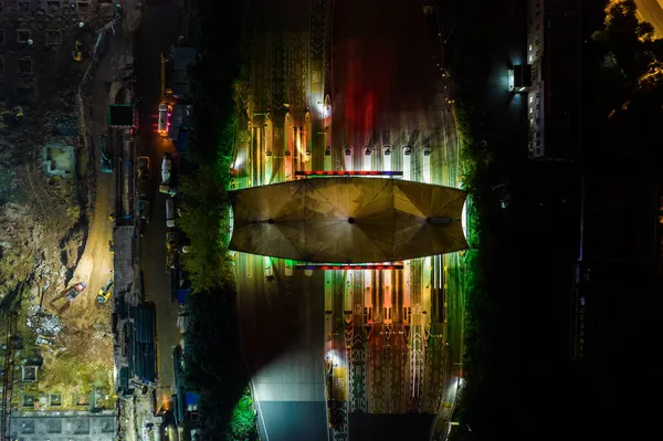 Uma estrada com portagem na estrada de acesso controlado à meia-noite — Fotografia de Stock