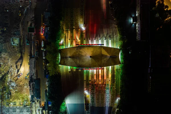 Uma estrada com portagem na estrada de acesso controlado à meia-noite — Fotografia de Stock