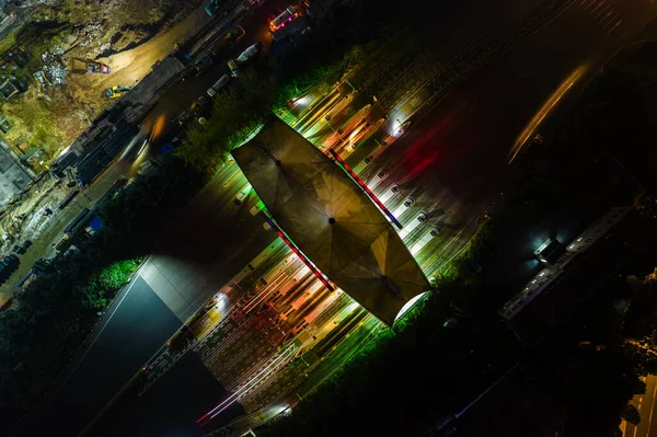 Uma estrada com portagem na estrada de acesso controlado à meia-noite — Fotografia de Stock