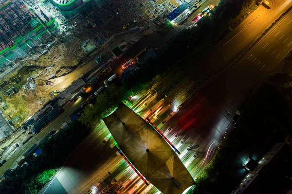 Uma estrada com portagem na estrada de acesso controlado à meia-noite — Fotografia de Stock