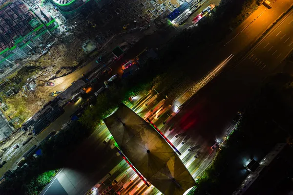 Uma estrada com portagem na estrada de acesso controlado à meia-noite — Fotografia de Stock