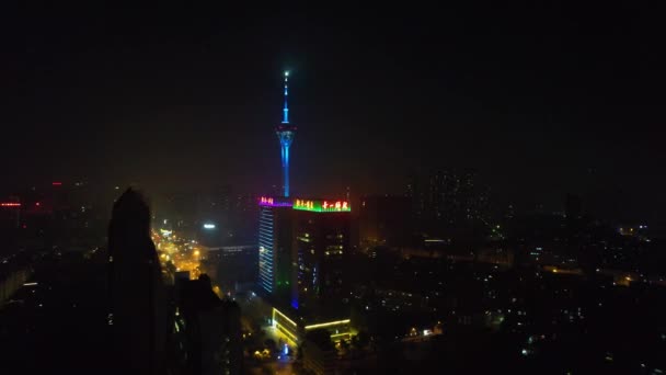 Modern binanın hava fotoğrafçılığı Chengdu, Çin 'in gökyüzü gece görüşü. — Stok video