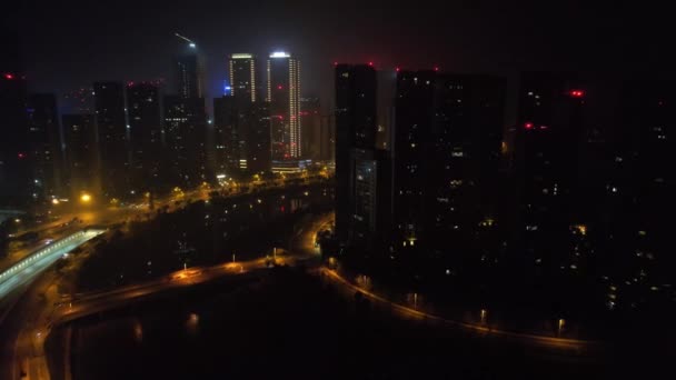 Fotografia lotnicza nowoczesnego budynku panoramiczny widok nocy Chengdu, Chiny. — Wideo stockowe