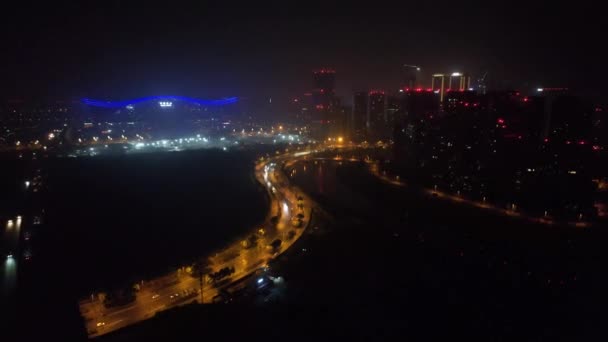 成都、中国の近代的なビルスカイライン夜景の空中写真. — ストック動画