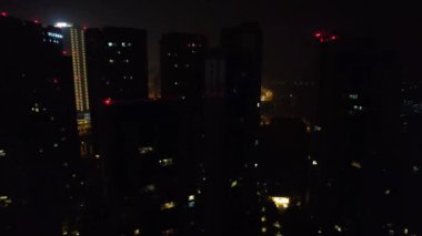 Modern binanın hava fotoğrafçılığı Chengdu, Çin 'in gökyüzü gece görüşü.