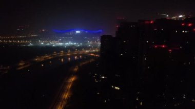 Modern binanın hava fotoğrafçılığı Chengdu, Çin 'in gökyüzü gece görüşü.