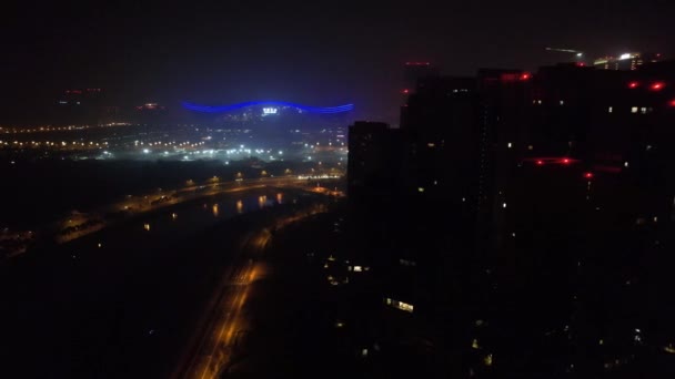 Fotografía aérea del edificio moderno skyline vista nocturna de Chengdu, China. — Vídeo de stock