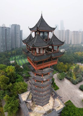Chengdu Park 'ta bir kule, Sichuan Eyaleti, Çin. 15 Kasım 2021