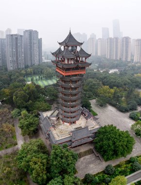 Chengdu Park 'ta bir kule, Sichuan Eyaleti, Çin. 15 Kasım 2021