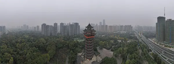 Egy torony Park, Chengdu, Szecsuán tartomány, Kína. 2021. november 15. — Stock Fotó
