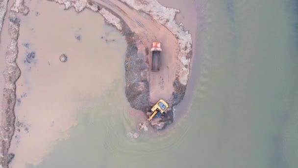 Екскаватор працює на березі річки — стокове відео