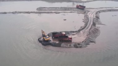 Metropolis yakınlarında büyük bir çöp sahası. İnsansız hava aracından görüntüle.
