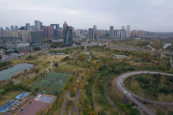 Légi fotózás a modern épület városkép éjszaka kilátás Chengdu, Kína. — Stock Fotó