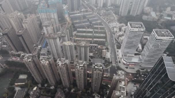 Fotografía aérea del edificio moderno skyline vista nocturna de Chengdu, China. — Vídeo de stock