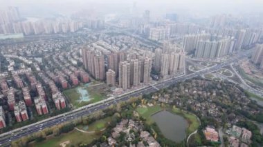 Modern binanın hava fotoğrafçılığı Chengdu, Çin 'in gökyüzü gece görüşü.