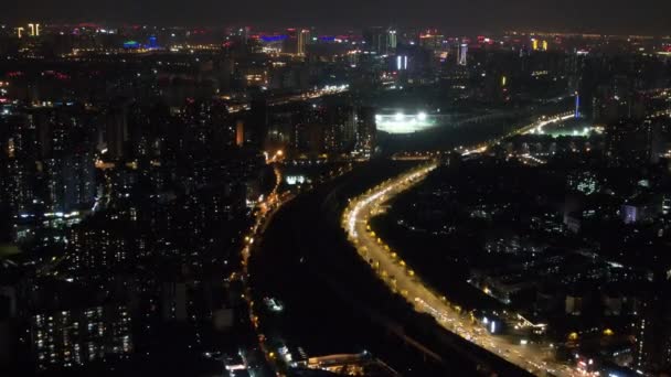 Fotografía aérea del edificio moderno skyline vista nocturna de Chengdu, China. — Vídeo de stock