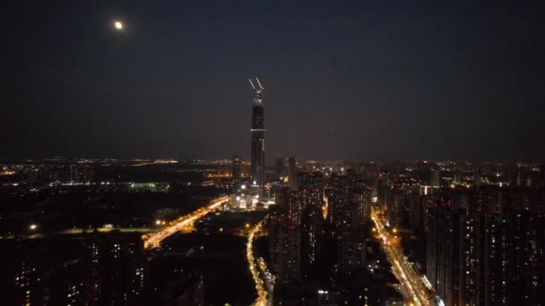 Аэрофотосъемка современного здания с ночным видом на Чэнду, Китай. — стоковое видео